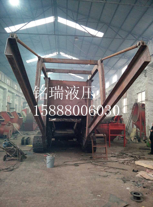 60噸移動破碎機泵統(tǒng)和底盤調試現(xiàn)場